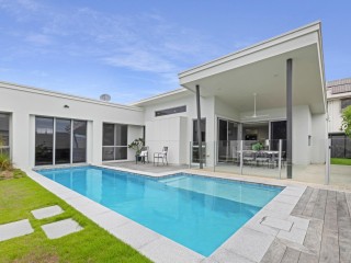 Lowset Elegant Island Entertainer in sought after location!