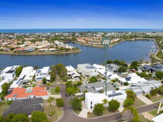 Architecturally designed - Island Entertainer!