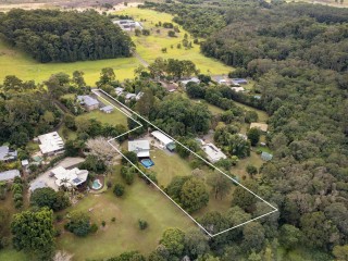 Prestigious Queenslander in Idyllic Setting  1.6 Acre
