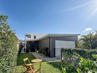 Low Maintenance lifesyle in desirable Kawana Island