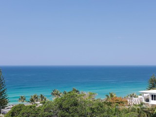 Sunshine Beach Magic: Renovated Penthouse with Rooftop Haven