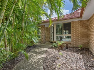 Renovated Family Living in a Quiet Cul-de-Sac