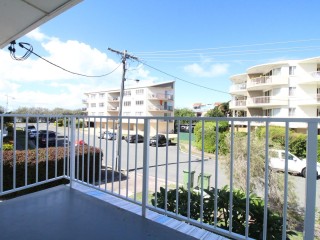COSY TWO BEDROOM UNIT, 100M TO THE WATER! 