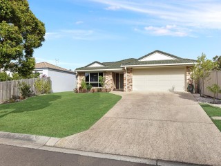 SPACIOUS FAMILY HOME IN PELICAN WATERS