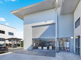 LARGE OPEN STYLE WAREHOUSE - HIGH CLEARANCE MEZZANINE