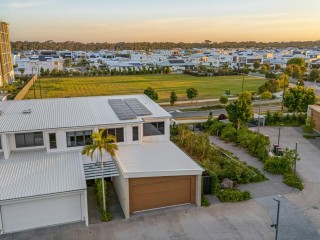 END TERRACE LIVING WITH SPACE, LIGHT, AND PRIVACY