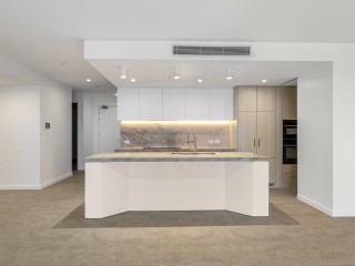LUXURY 3-BEDROOM APARTMENT WITH HIGH-END FINISHES & 3-CAR PARKING
