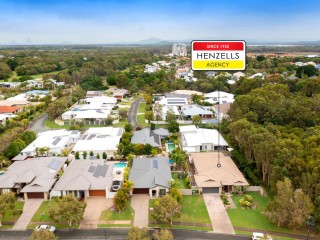 STYLISH PELICAN WATERS RETREAT