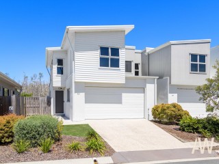 Wonderful end of terrace townhouse.