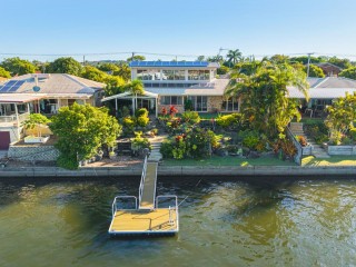 NORTH FACING WATERFRONT BEAUTY