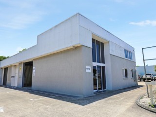 HIGH CLEARANCE WAREHOUSE WITH SHOWROOM & OFFICE 