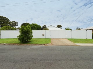 ST-SATIONAL HOME IN GOLDEN BEACH!