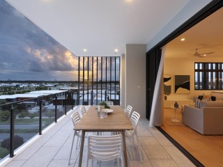 LUXURY 3-BEDROOM APARTMENT WITH GLASS HOUSE MOUNTAIN VIEWS