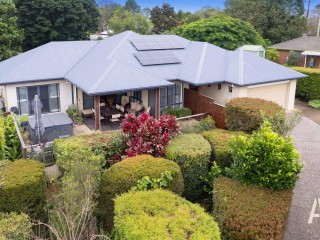 Maleny Magic: Family-Friendly North Facing Entertainer