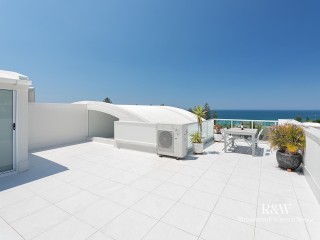 Sunshine Beach Magic: Renovated Penthouse with Rooftop Haven