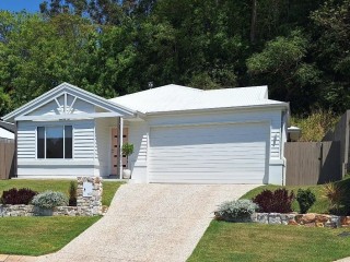 Beautifully Presented - Central Nambour  Split Level - Like New & Move-In Ready 