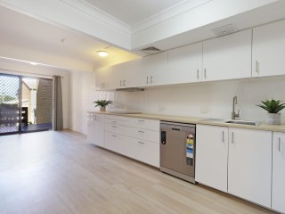 COASTAL TOWNHOUSE LIVING IN SOUGHT-AFTER 'PACIFIC TERRACES'