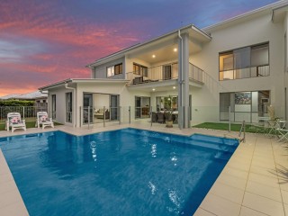 ELEGANT RESIDENCE WITH STUNNING CANAL VIEW