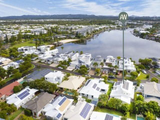 Ultra-stylish Family Home in Premium Waterfront Neighbourhood!