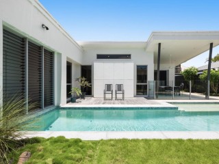 Sought after Island Entertainer!