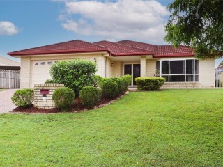 LARGE FAMILY HOME IN PELICAN WATERS!