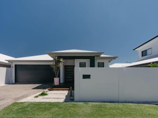 Presentation-Perfect, North Facing Entertainer!