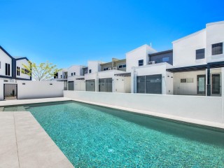 CONTEMPORARY LUXURY TERRACE LIVING BY THE MARINA