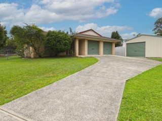SPACIOUS FAMILY HOME ON A HUGE BLOCK WITH SHED + SIDE ACCESS