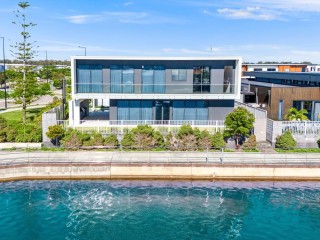 EXQUISITE DESIGNER RESIDENCE, MOMENTS TO MARINA PRECINCT
