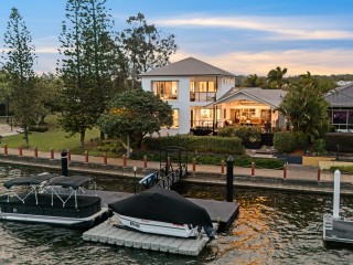 ​Waterfront Entertainer: Views, Pontoon, Pool + Park Next Door!