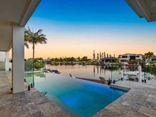 WATERFRONT LUXURY LIVING: THE ULTIMATE LIFESTYLE AWAITS