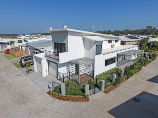 MODERN, SPACIOUS DUPLEX IN THE HEART OF PELICAN WATERS